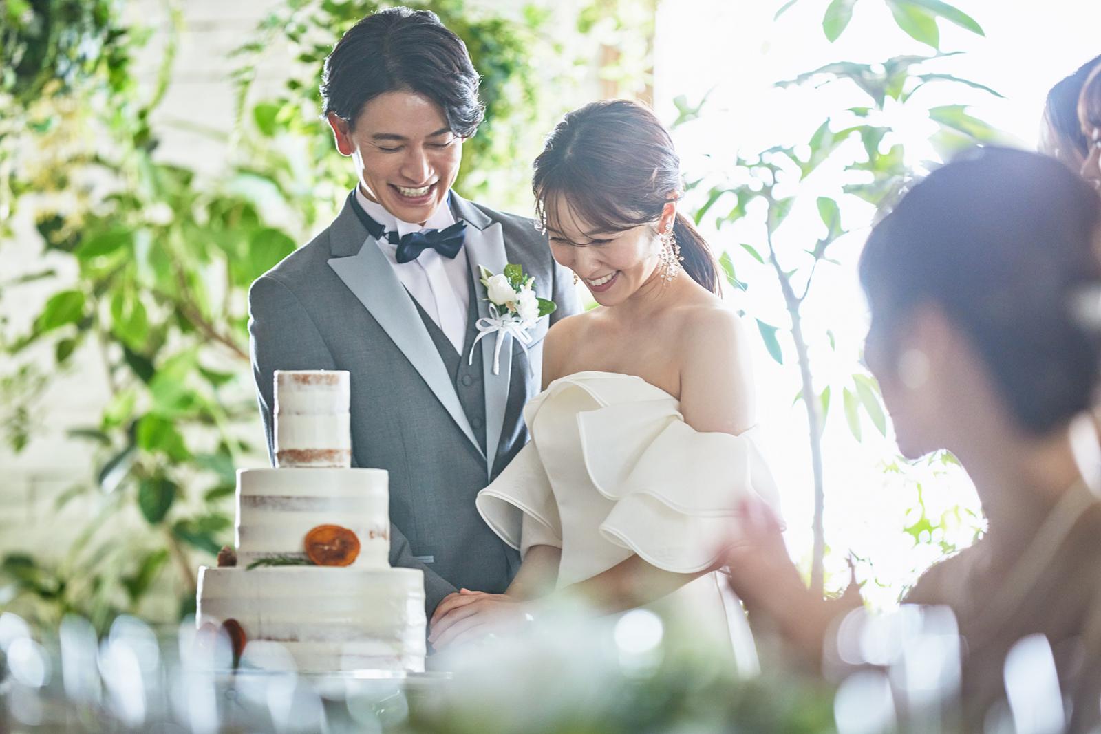 ケーキカット演出は、ゲストも写真撮影で盛り上がる