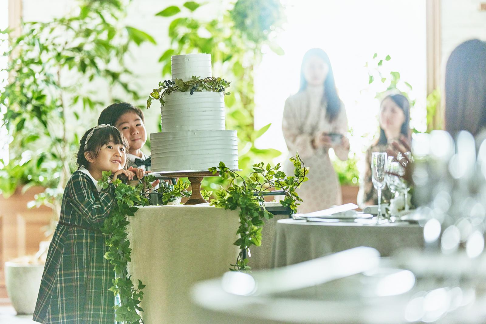 可愛いお子様がケーキを運ぶ演出も