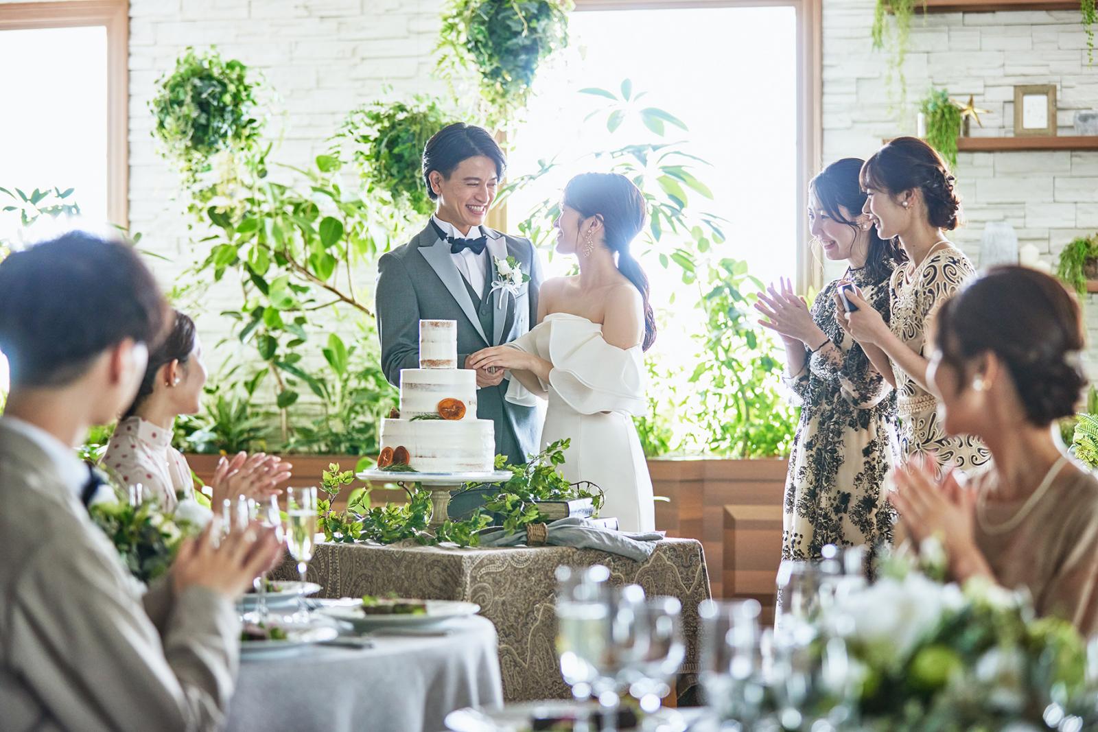 ケーキカット演出は、ゲストも写真撮影で盛り上がる