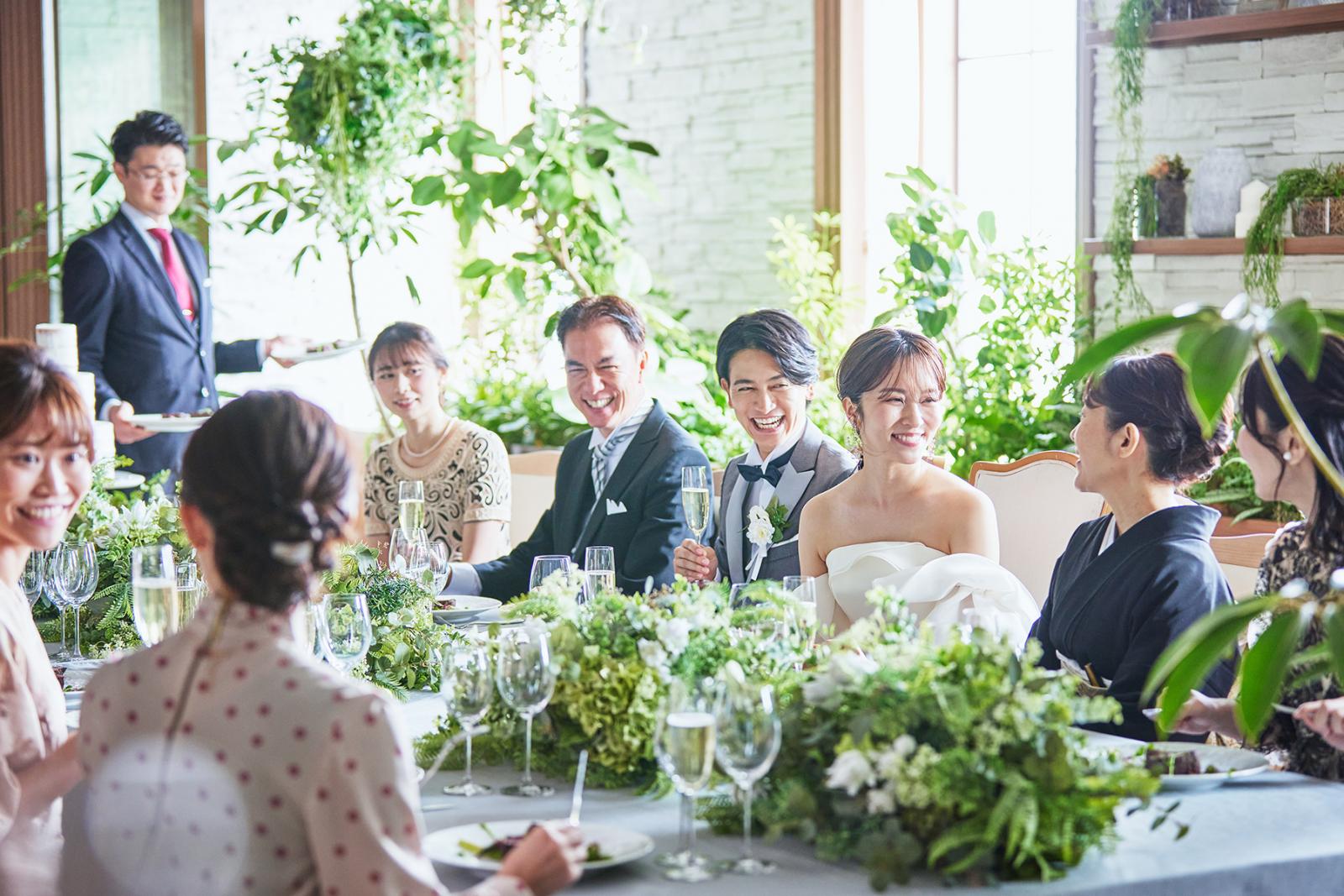 会食は、ゲストと一緒のテーブルで。少人数でもフロア貸切OKだからリラックスして楽しめる