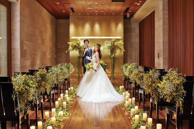 キャンドルを散りばめて幻想的なウェディングも。