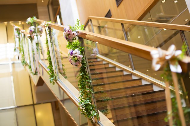 高さ10メートルの大階段からの入場はゲストへのサプライズに。
