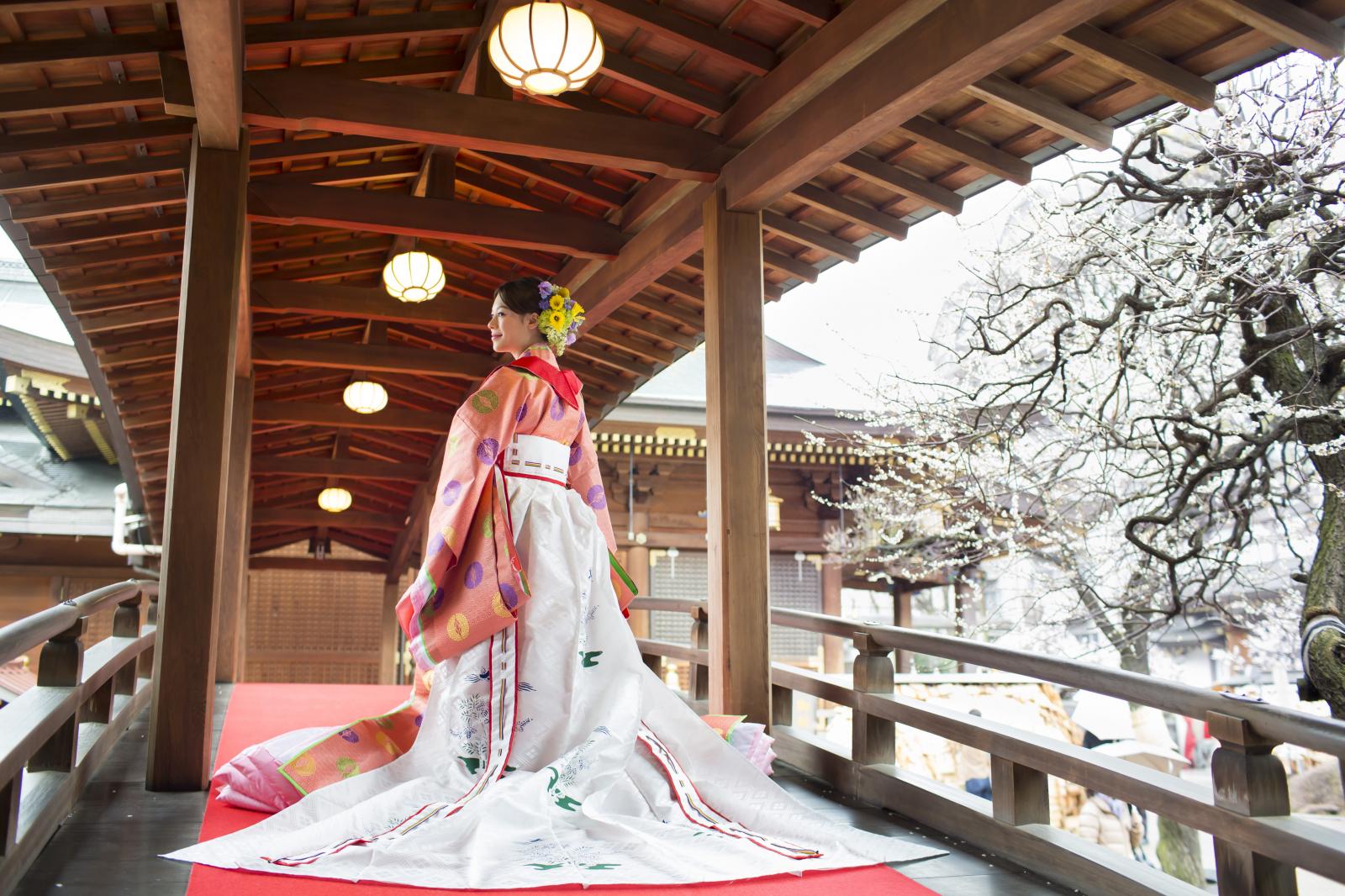 神社での神前式もご案内、都内有名神社22社よりお選び頂けます。お支度から披露宴までトータルサポートで安心して当日をお迎え下さい。<br />
神社専用のプランも多種ご用意しております。