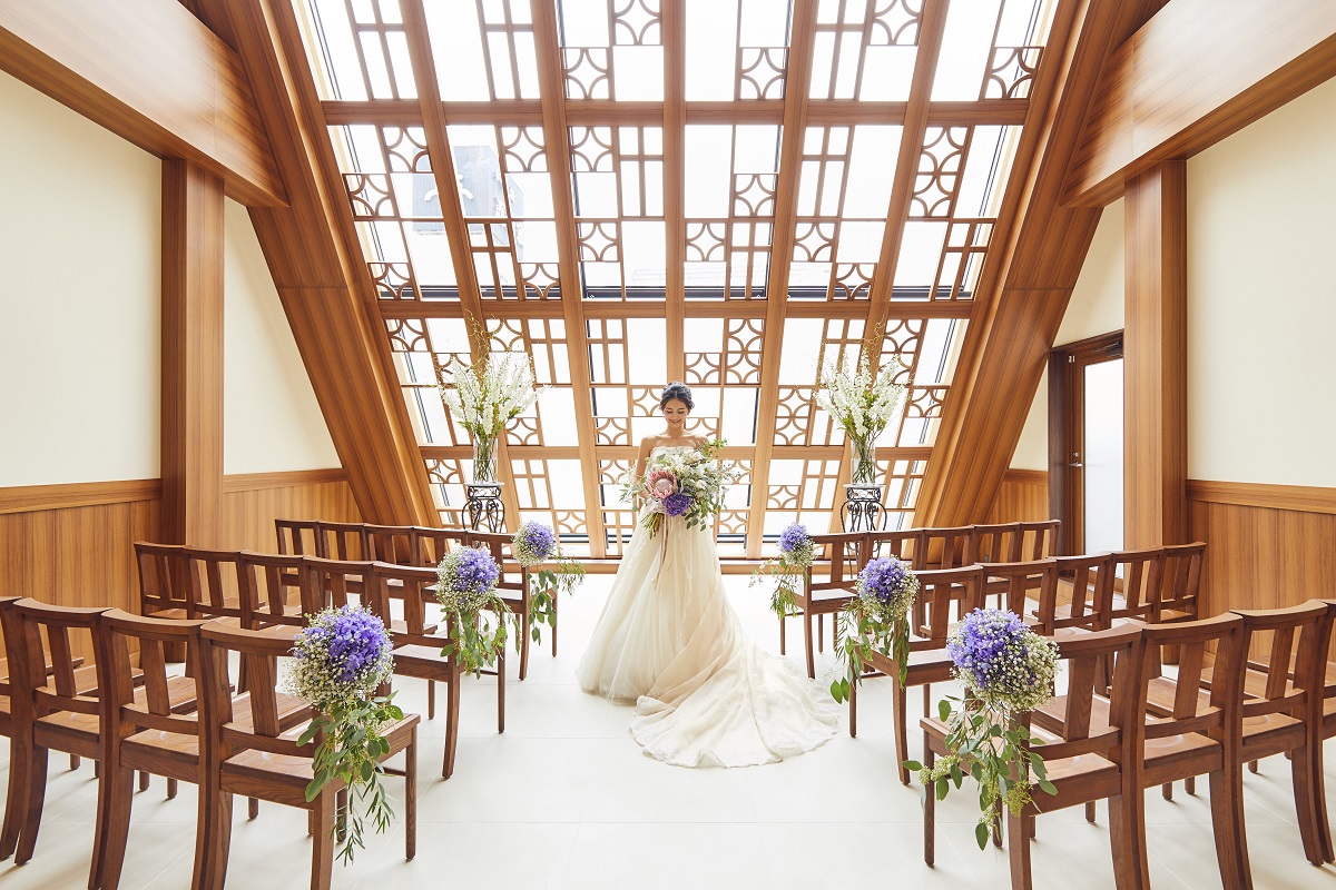 人気上昇中の「神楽坂」、ラリアンスの隣に位置する“チャペル‘kagura”の。神楽坂通りに面したビルの最上階、天井が高く、前面すべてが硝子張り。開放感に満ち溢れた気持ちのいい空間が広がります