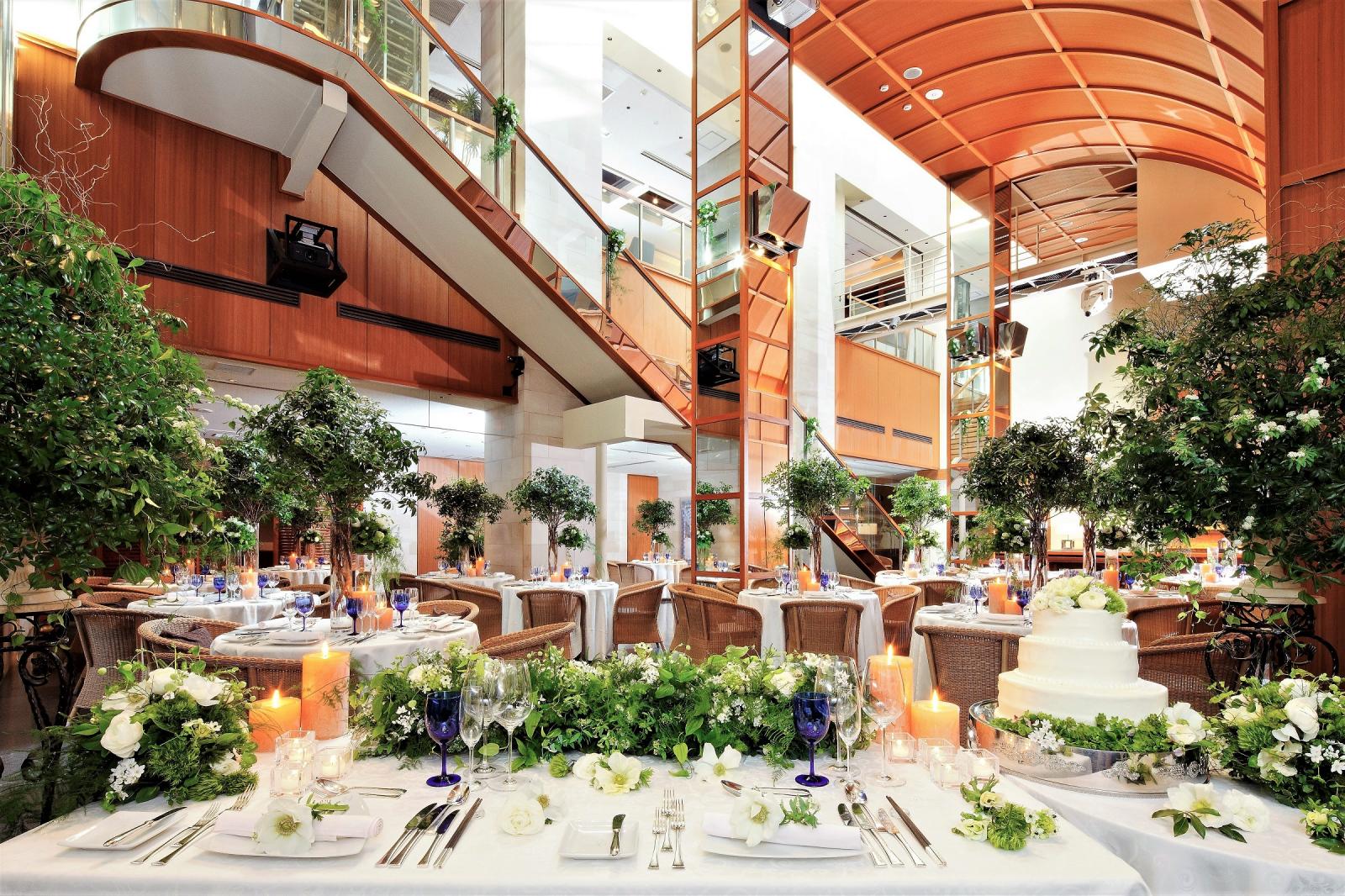 自然のマテリアルで構成された別世界、ゆとりある1,000m2の非日常的空間で、思い通りのウェディングを。