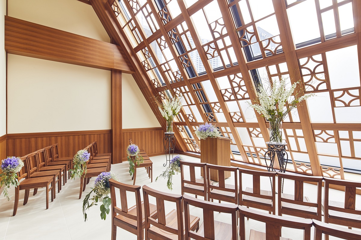 2018年10月にオープンした「Chapel Kagura」神楽坂らしくウッディな内装と規模感が魅力。少人数ウェディングにちょうど良いスペース感です。（2〜40名着席）