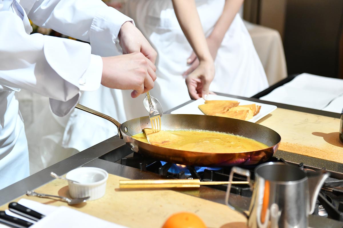 「クレープシュシュゼット」演出。新郎様がコックへ変身！ゲストへのサプライズ。