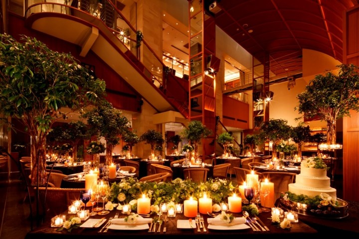 ディナータイムの披露宴は幻想的な大人ウェディング。