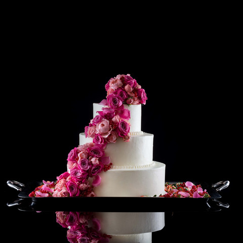 お好みのお花をあしらったウエディングケーキ
