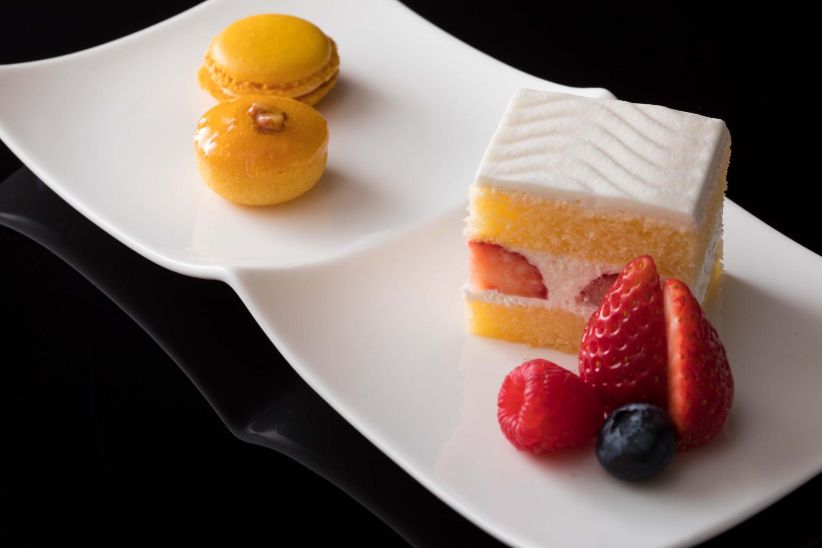 ウエディングケーキ入刀の後は、ゲストの皆様に幸せのおすそ分けを！