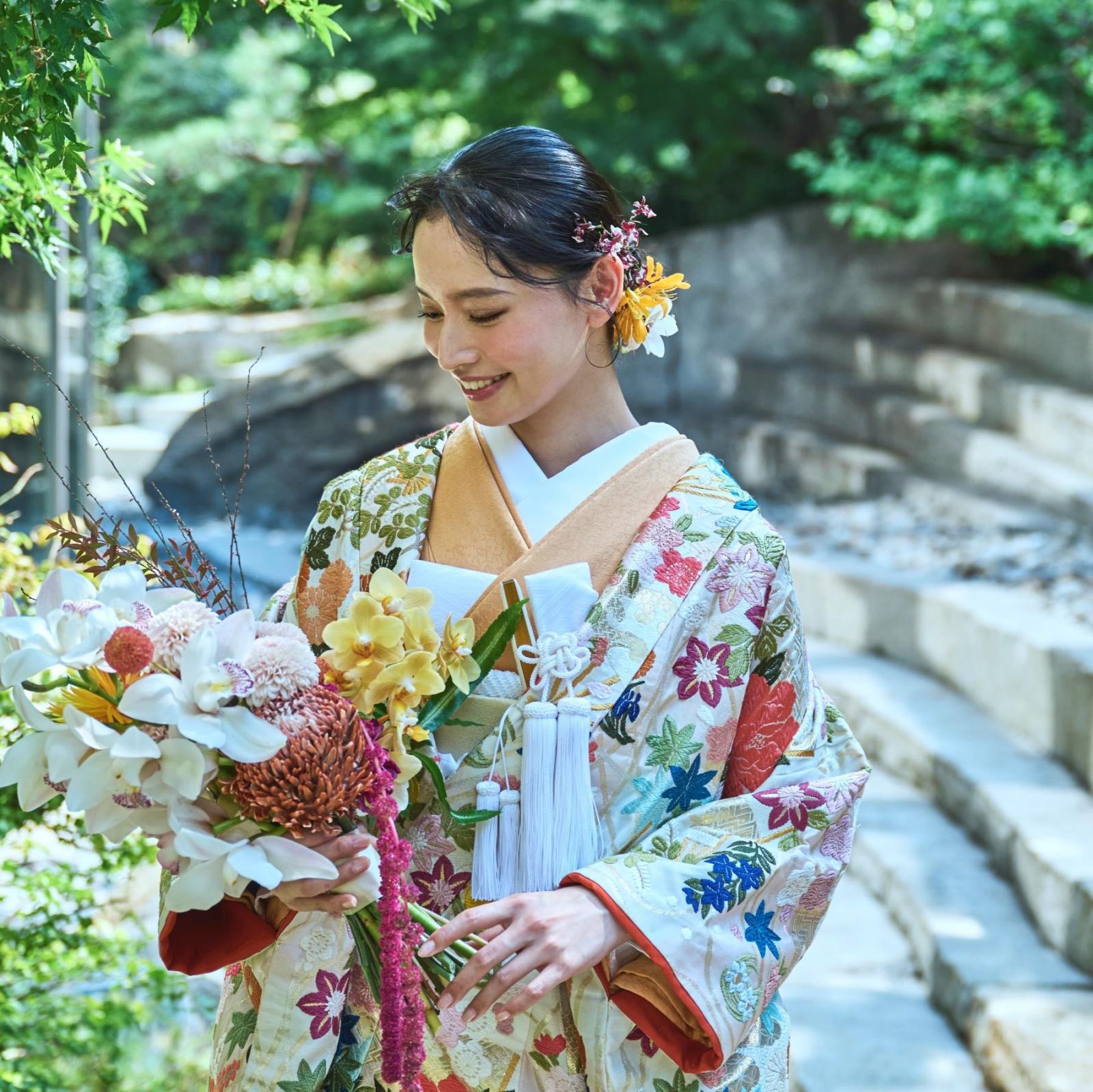 人前式の他にも、渋谷・桜丘の氏神「金王八幡宮」さまをお祀りしたモダンスタイルの神殿で「神前式」も可能