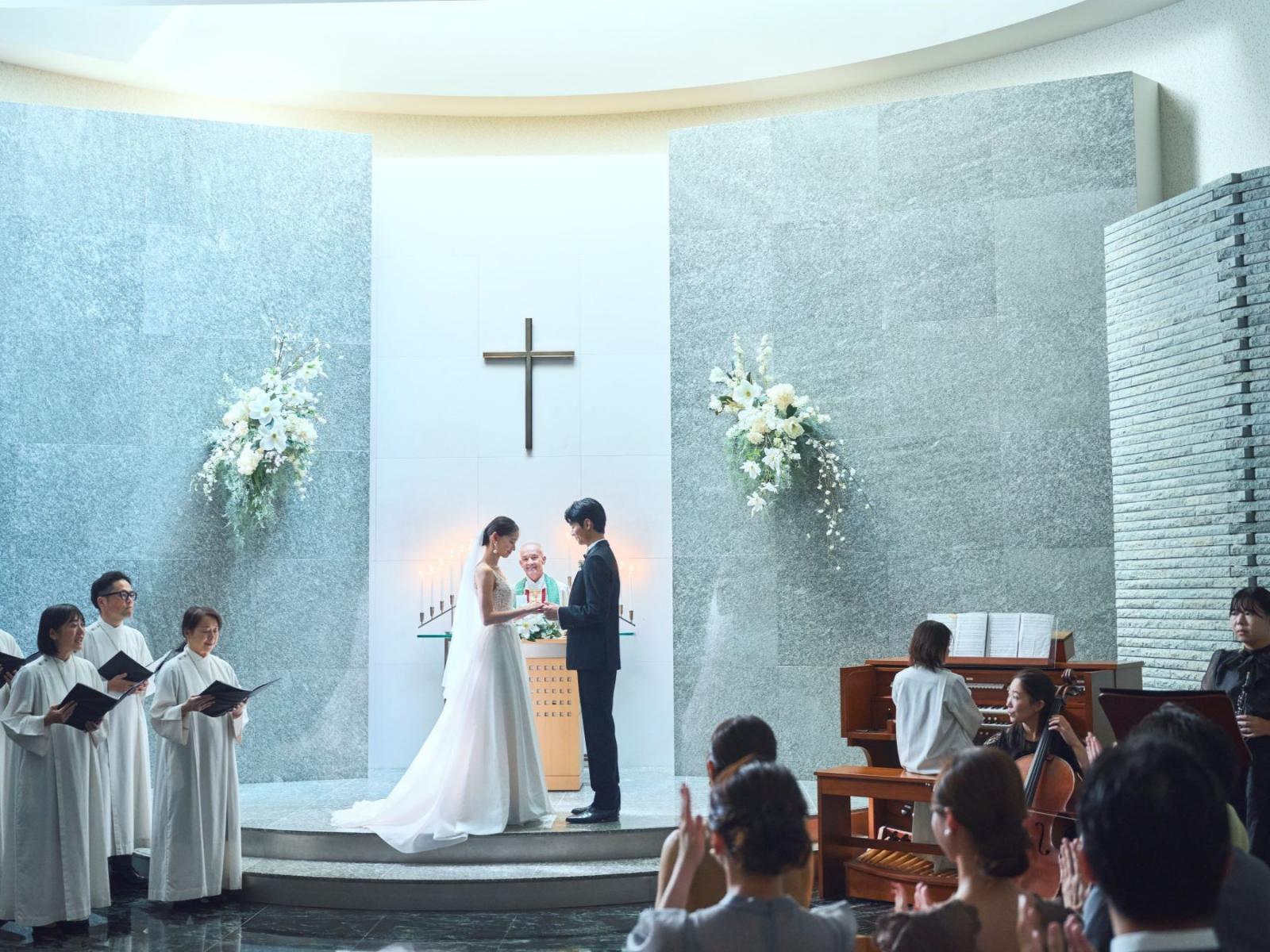 チェロ【弦＝結ぶ】オーボエ【笛＝新しい出発】を表し、聖歌隊4名の歌声とともに美しく響きわたります