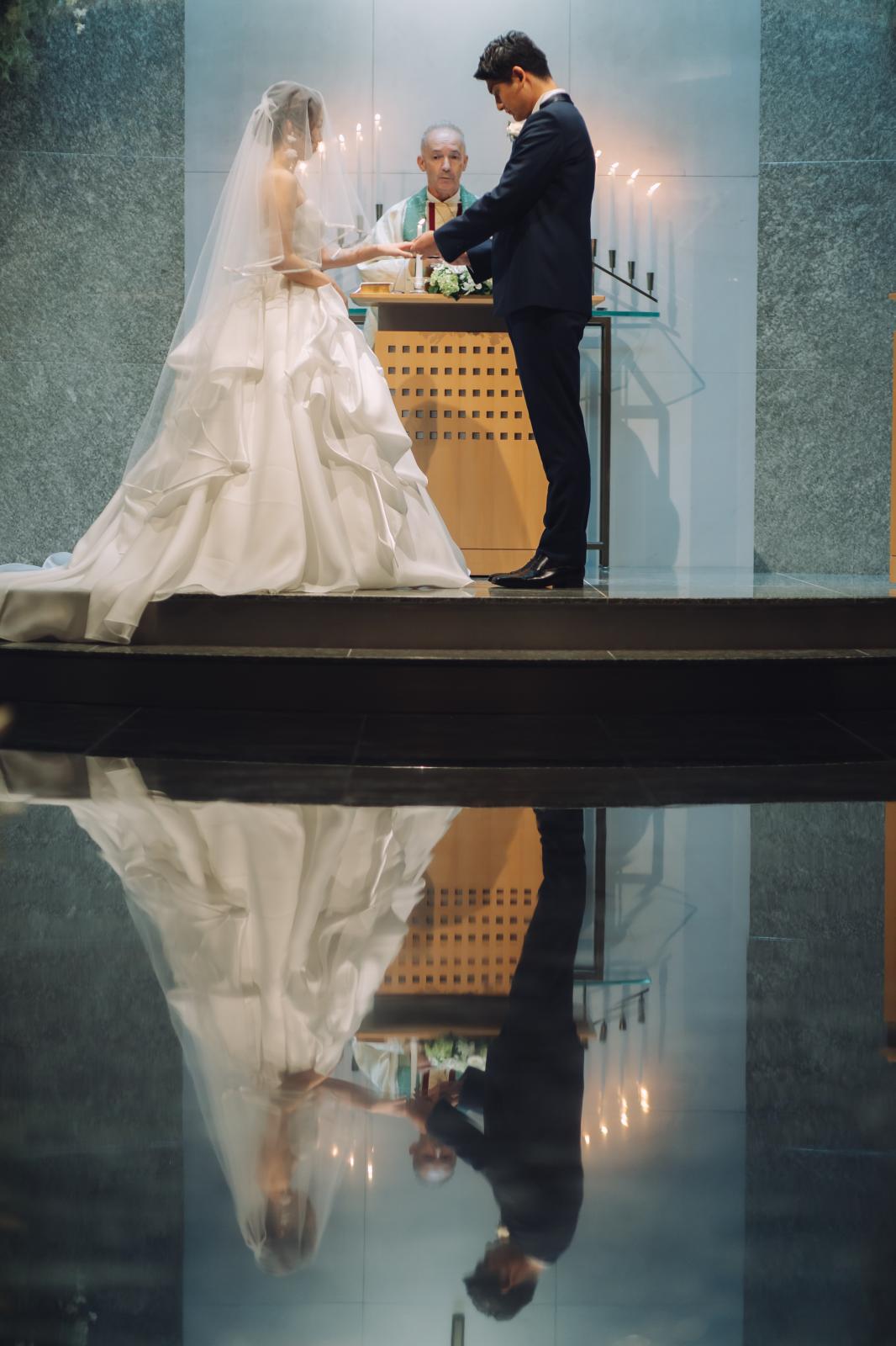 鏡のような映り込みが美しい深緑の大理石