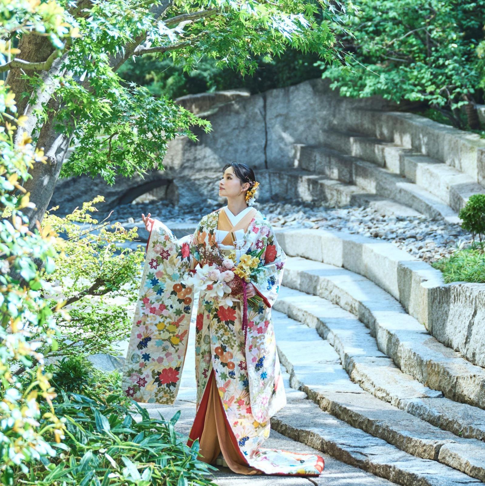 古くから受け継がれてきた格式高い装いは、シンプルながら奥深く、 いつの時代も変わらない美しさ