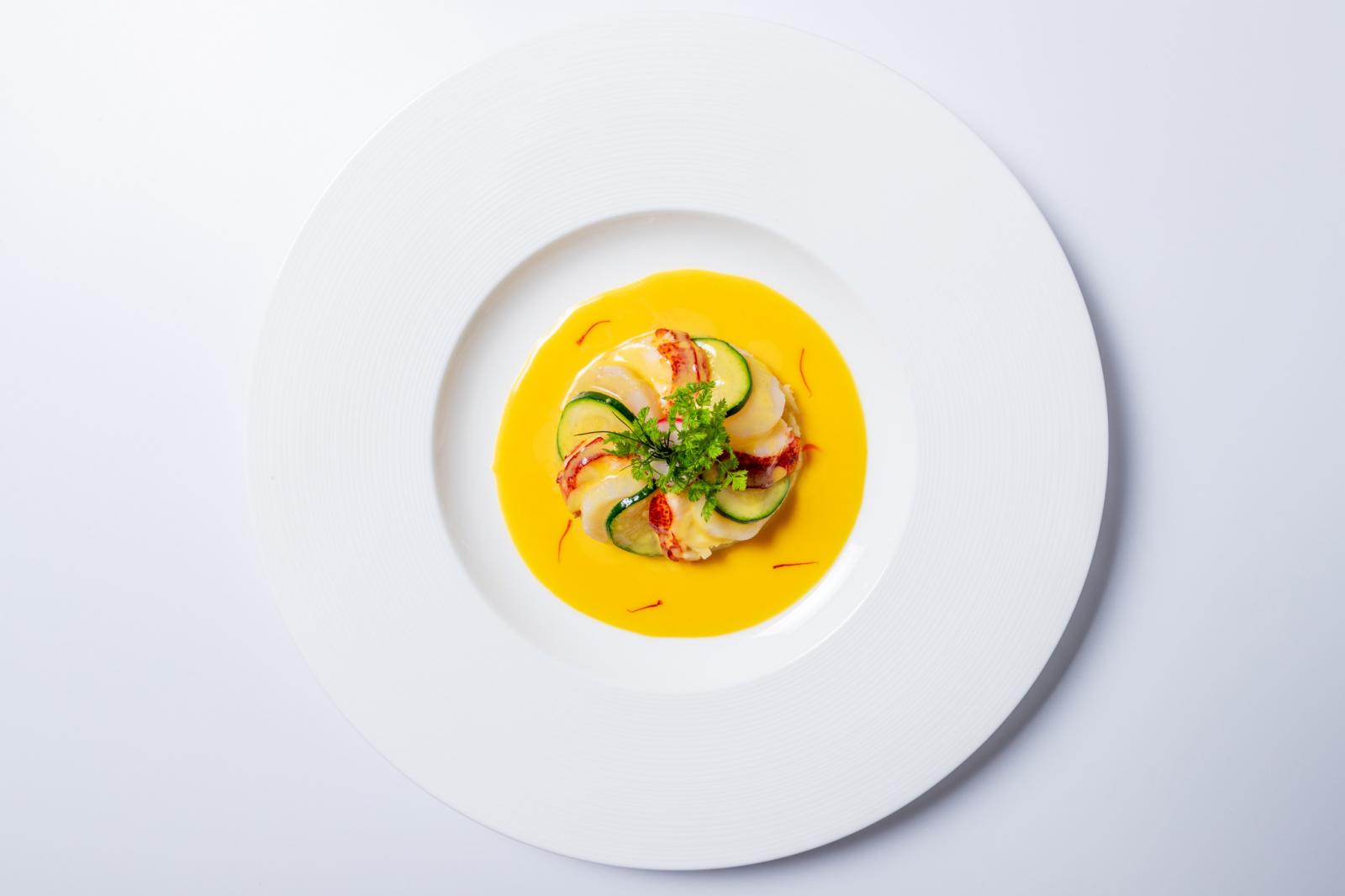 オマール海老とホタテを使用した豪華な逸品。見た目も鮮やかなソースはゲストの目を惹きつける