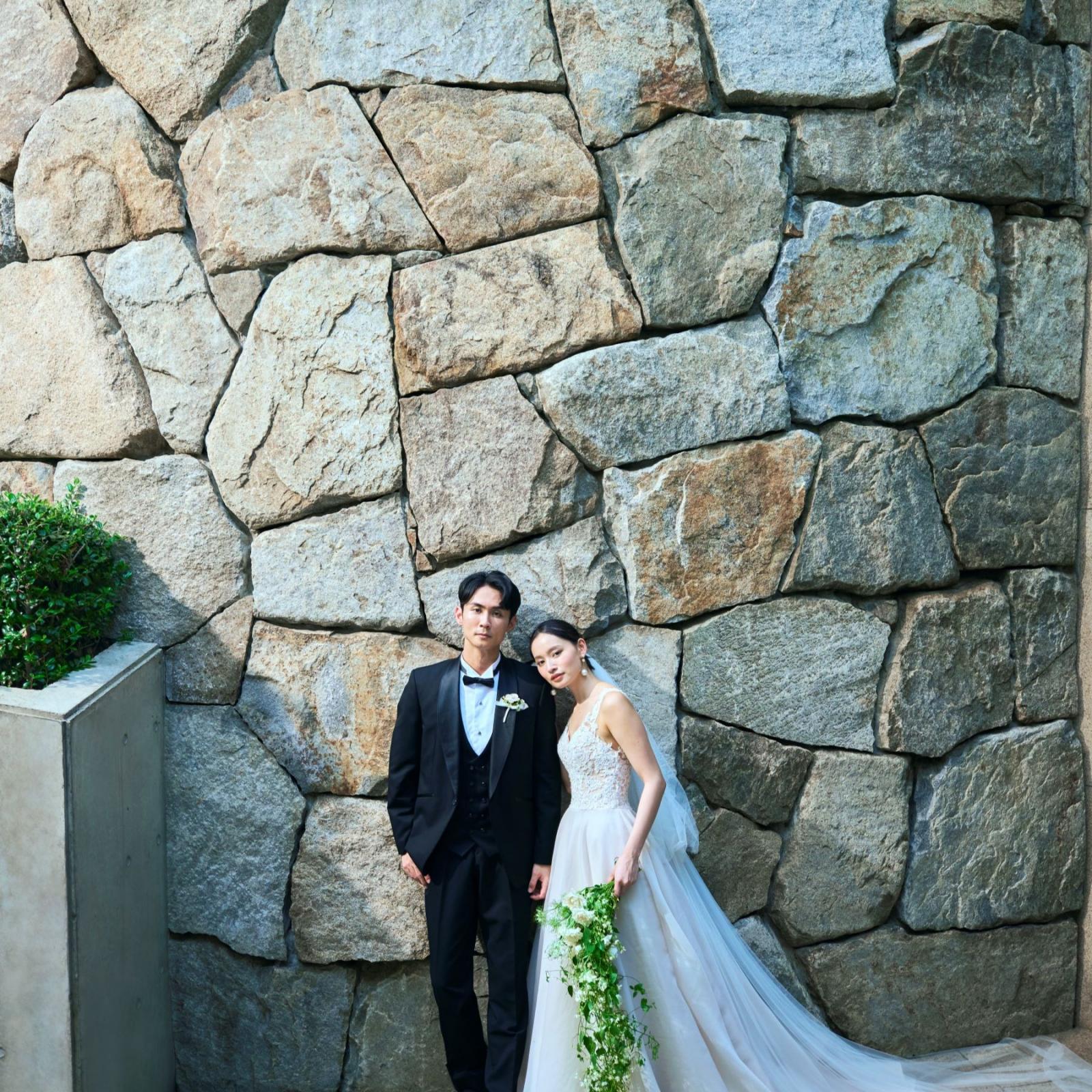 都心では珍しい石造りの教会。石が美しく積み重なり、迫力と幻想的な雰囲気が広がる