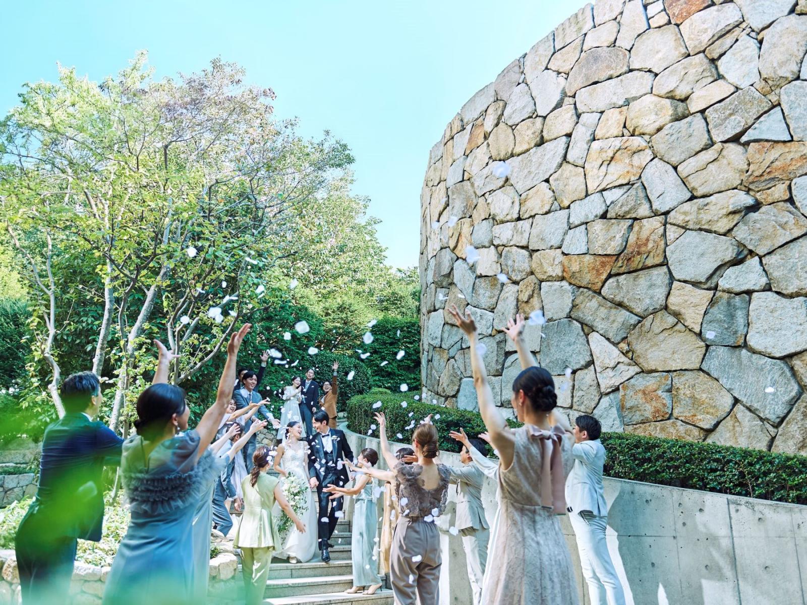緑豊かな庭園で祝福のフラワーシャワー＊都心とは思えない静かな空間でゲストと素敵なひと時を