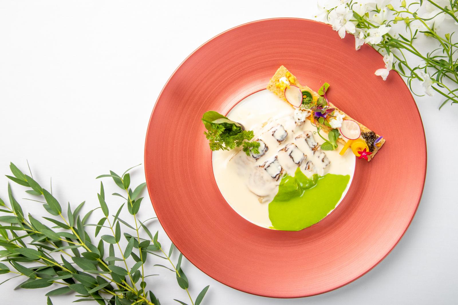 季節の野菜を使用し、食材そのものの魅力を最大限に活かしたお料理。高級な天然真鯛・キャビアを使用し、鮮やかに盛り付けた逸品は、目でも楽しませてくれる