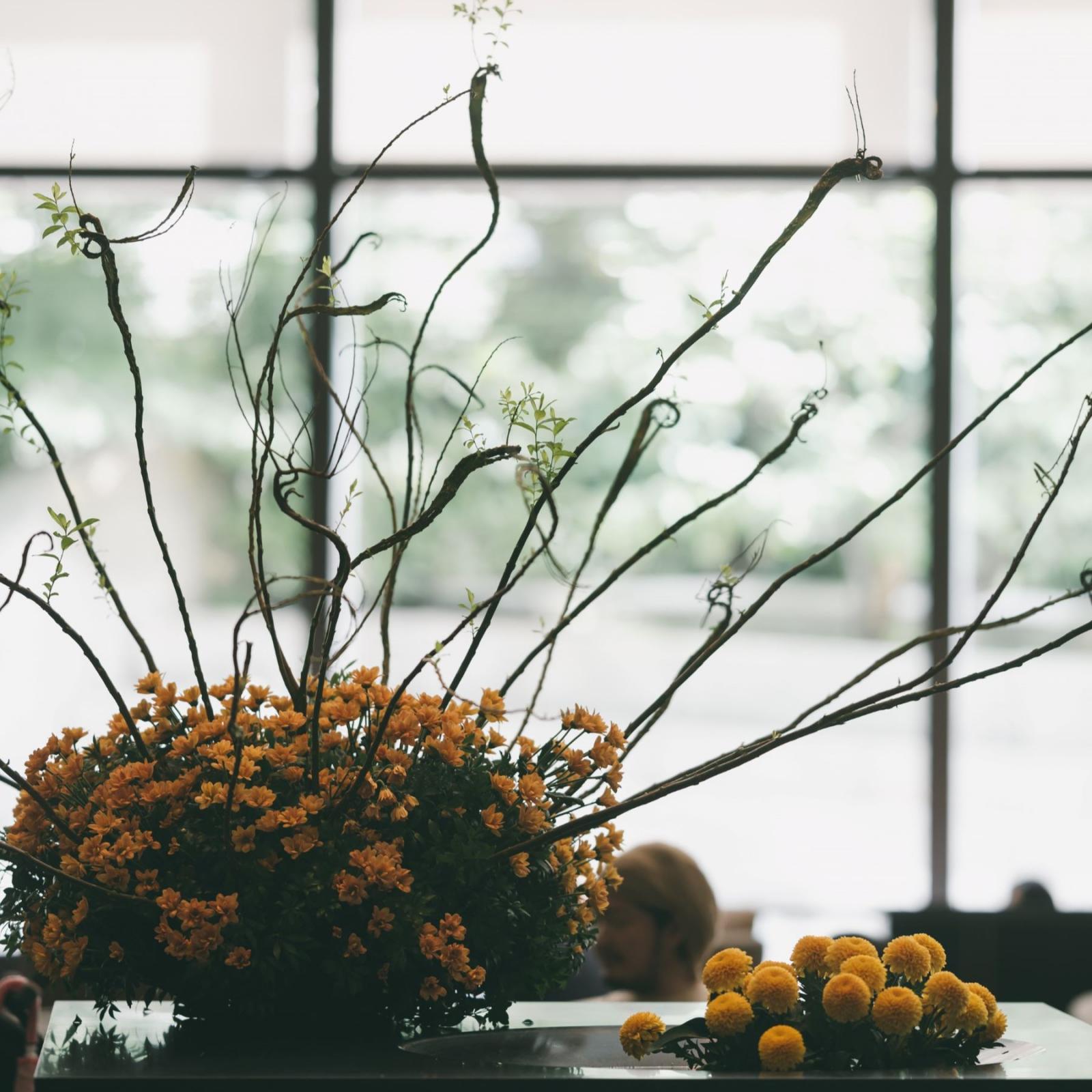 「ロビー」中央には季節に合ったお花が飾られる、美しい空間