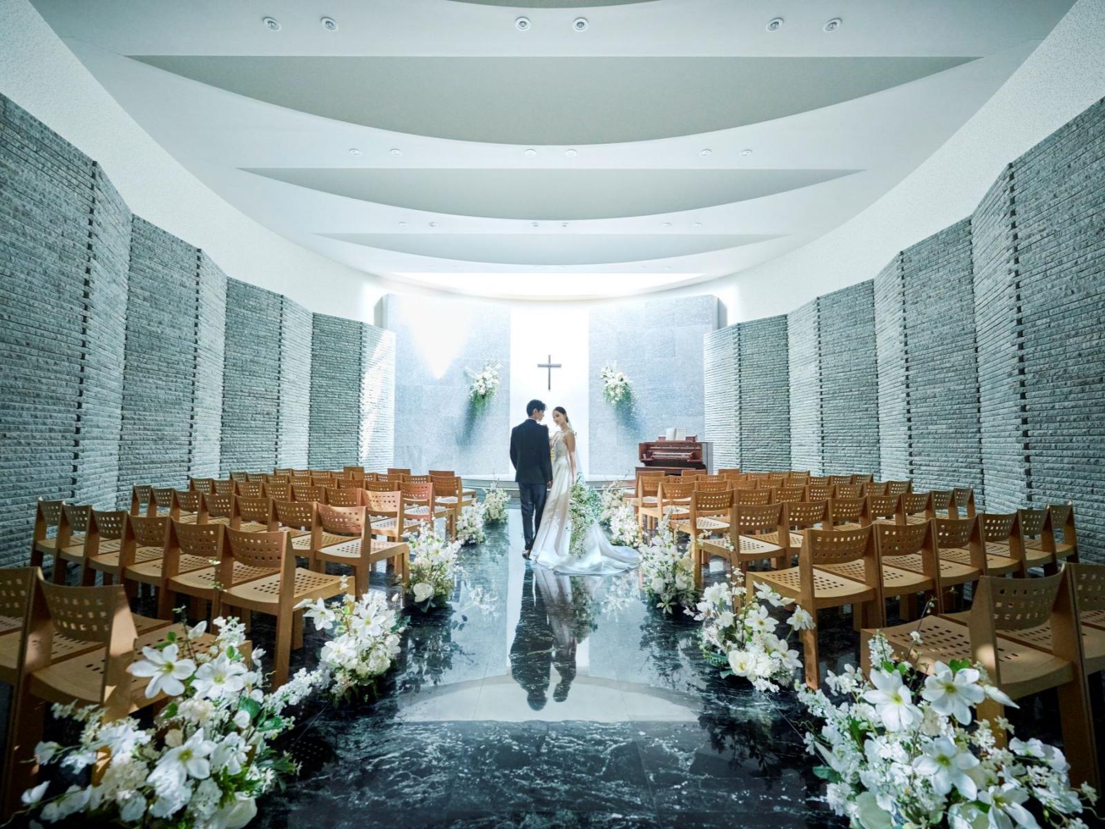 祭壇からは自然光がふたりを照らし、石の重厚な雰囲気と美しく溶け合う