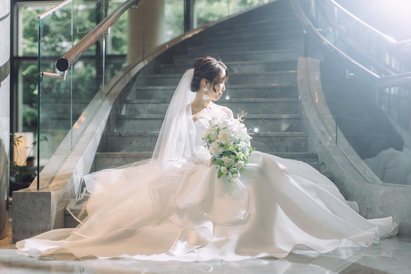 石の螺旋階段で写真撮影。結婚式が始まる前に、ふたりだけの撮影時間もご用意