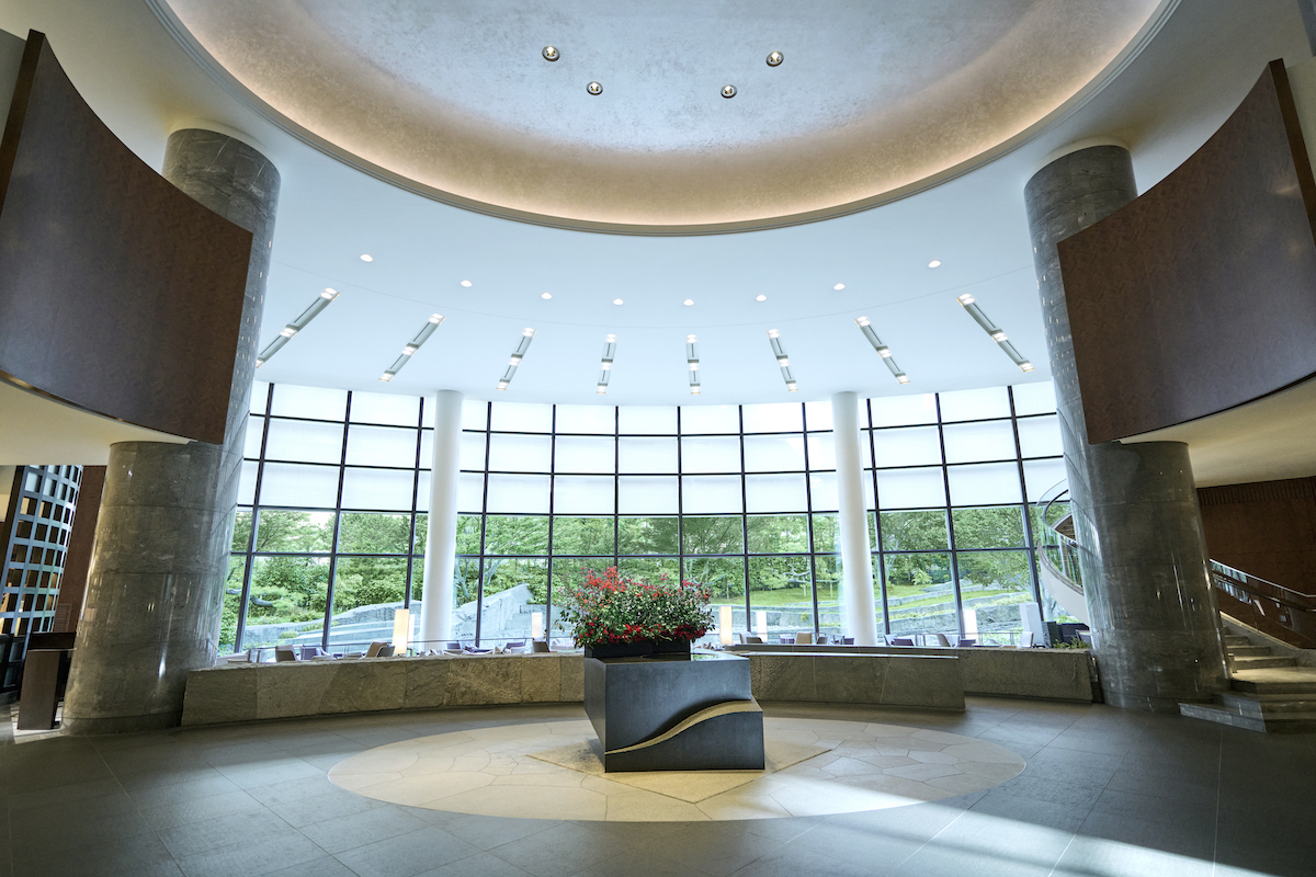 「ロビーラウンジ」四季折々の表情を見せてくれる庭園「閑坐庭」が目の前に広がる