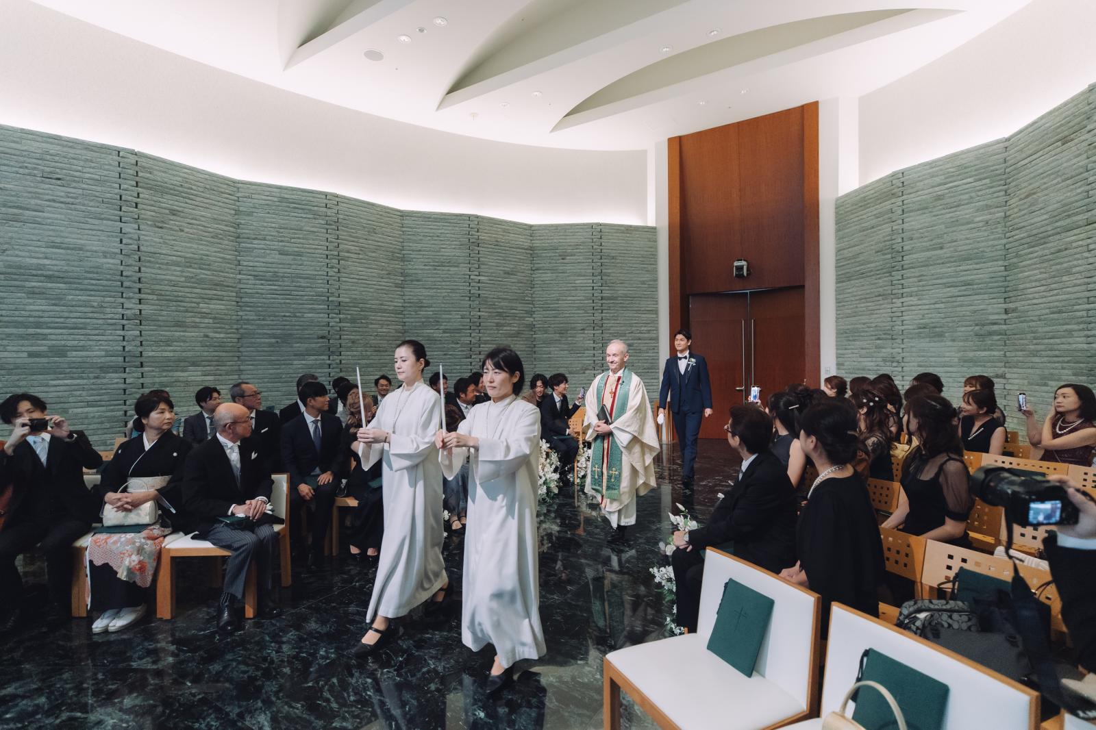 円の形をしたチャーチはゲストがどこに座っていてもお二人の姿が見えやすい造り