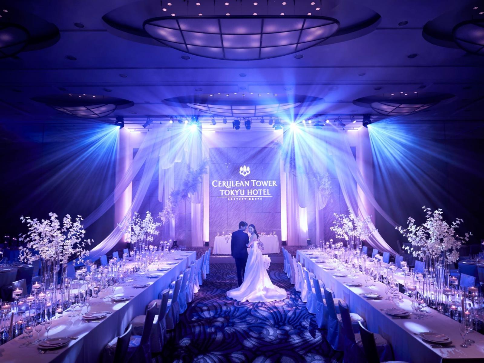 空間を贅沢に使用し、装花や演奏・料理・映像、さまざまな演出が可能