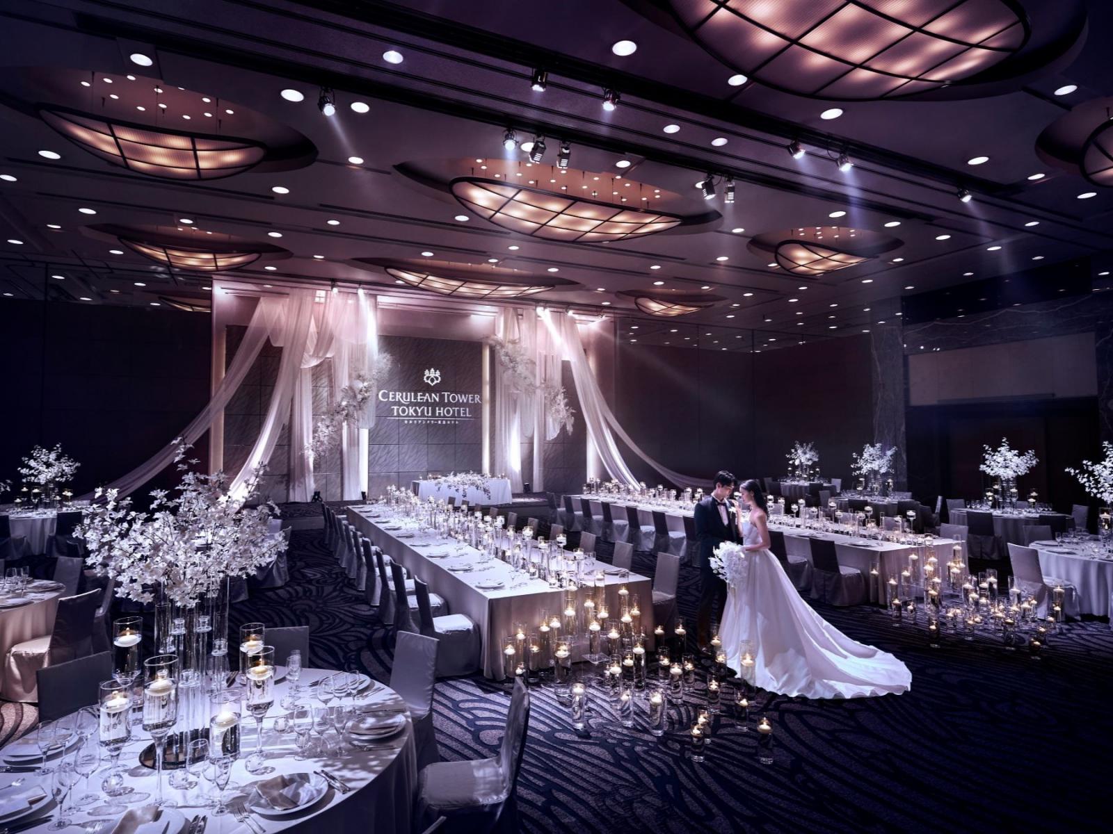 ホテルウエディングらしい華やかさ。天井高7.2mの圧倒的なスケール感が非日常の世界へと導いてくれる