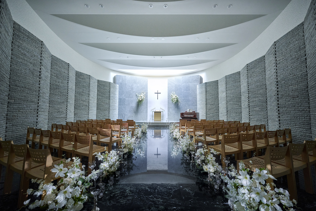 石造りの独立型教会「セルリアンタワーチャーチ」大理石のバージンロードには美しい映り込み