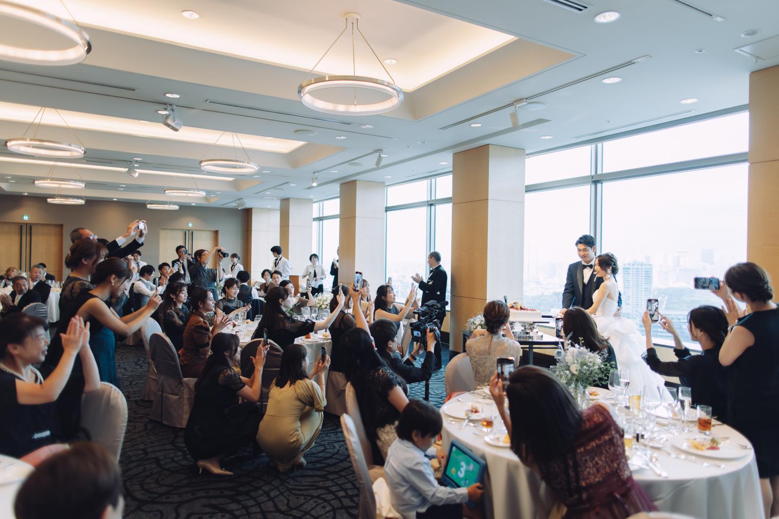 ゲストに囲まれながら過ごす、温かみ溢れる空間