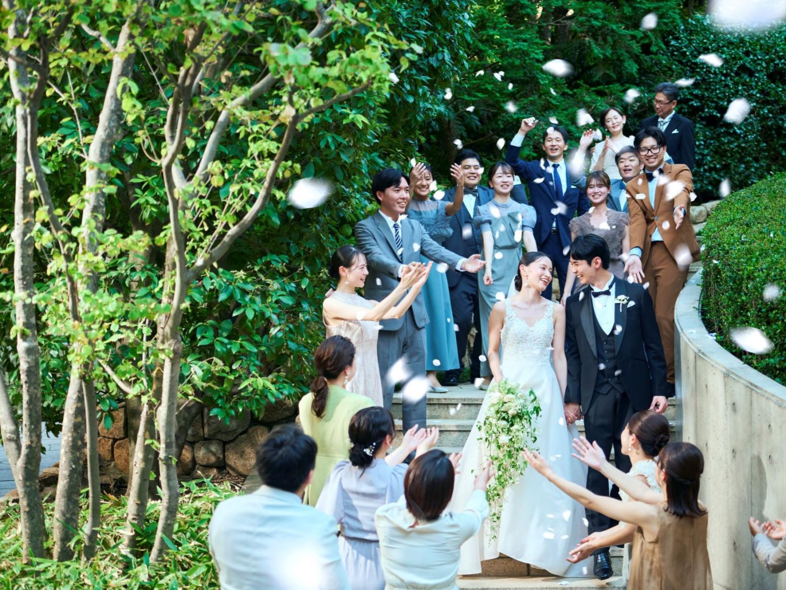 ホテルの奥に位置する、チャーチは周りの目が気にせずに過ごせる貸し切り空間