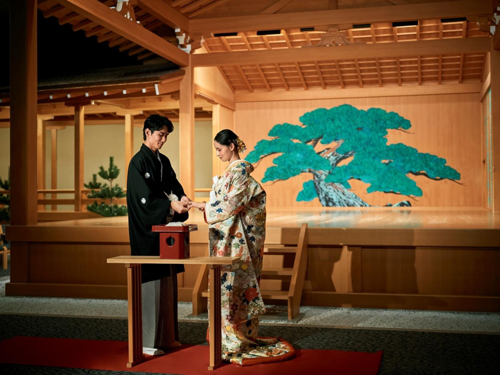 凛とした空気に包まれた厳粛なセレモニー