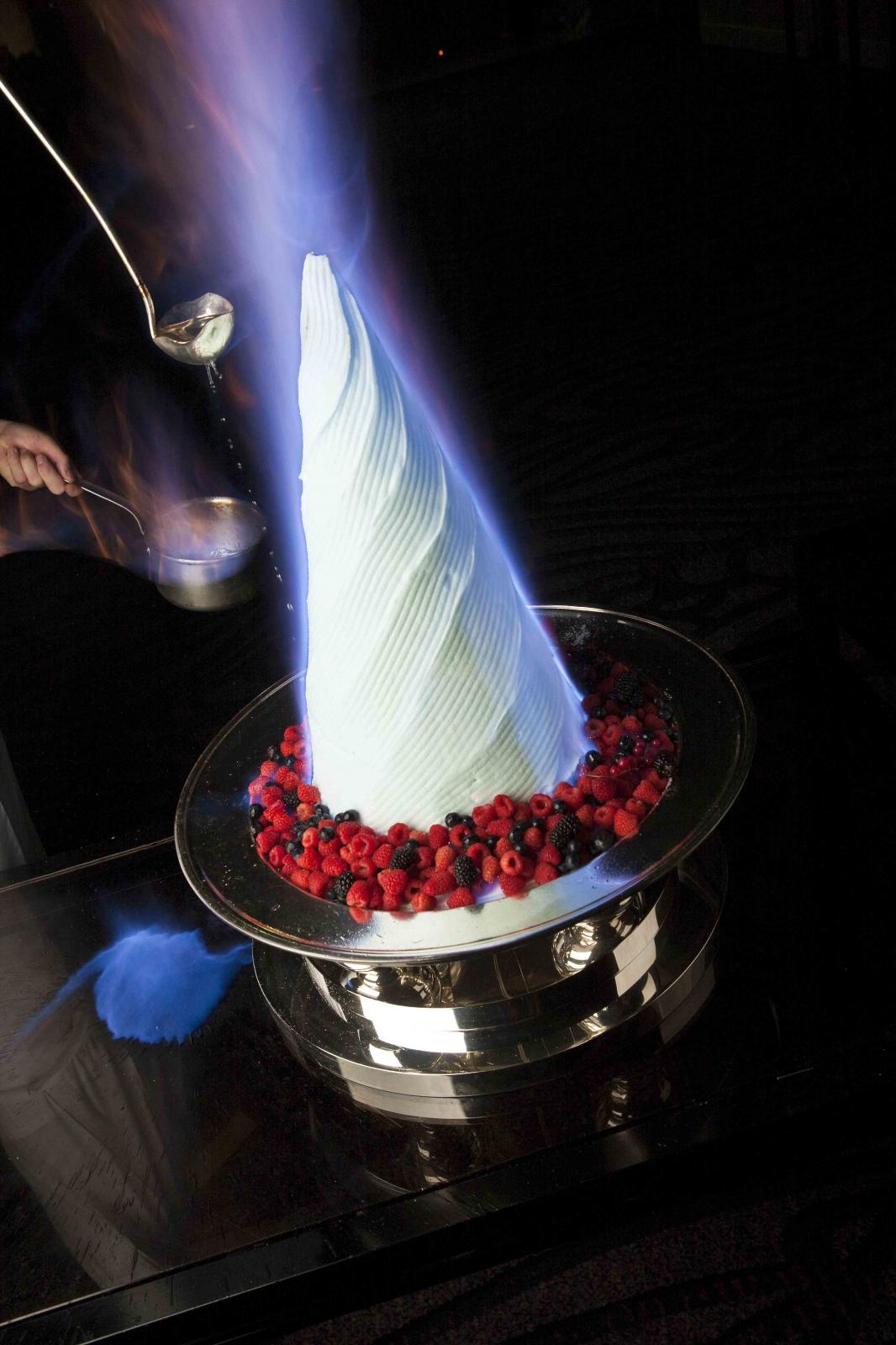 メレンゲに包まれたアイスクリームをフランベ。ブランデーの風味豊かなデザートに仕上がる