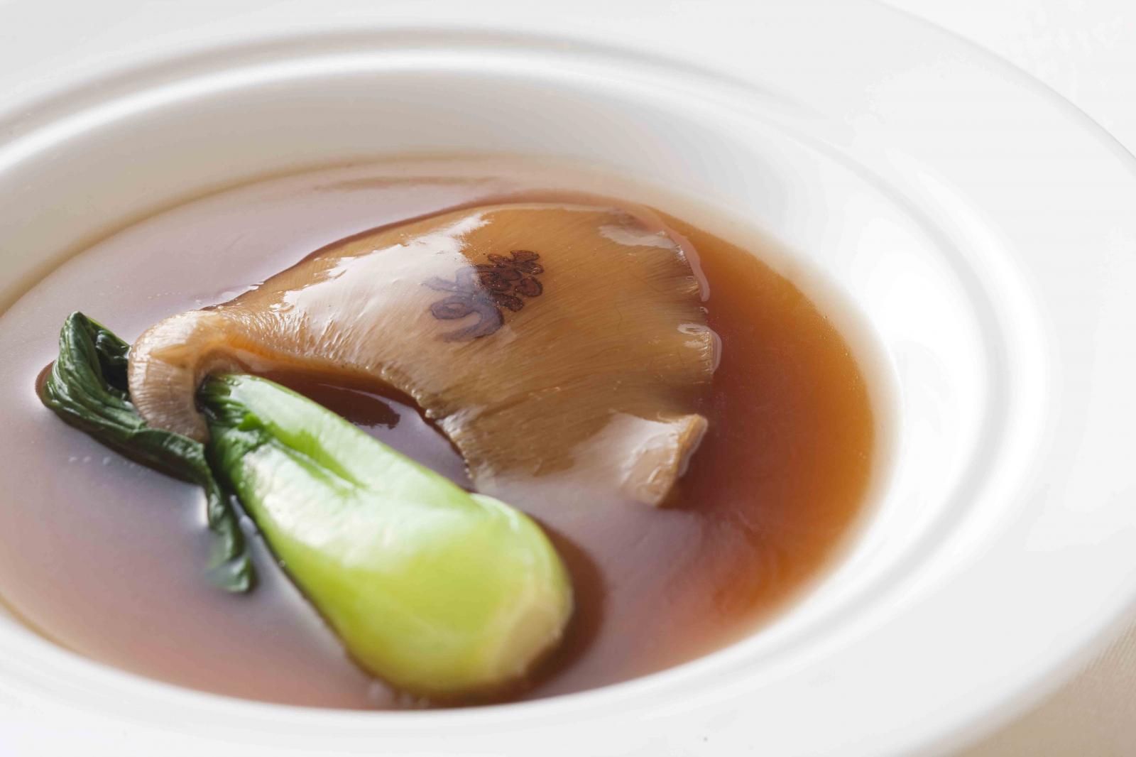 高級なフカヒレを使用した逸品は存在感たっぷり。伝統の味で”寿”を添えて