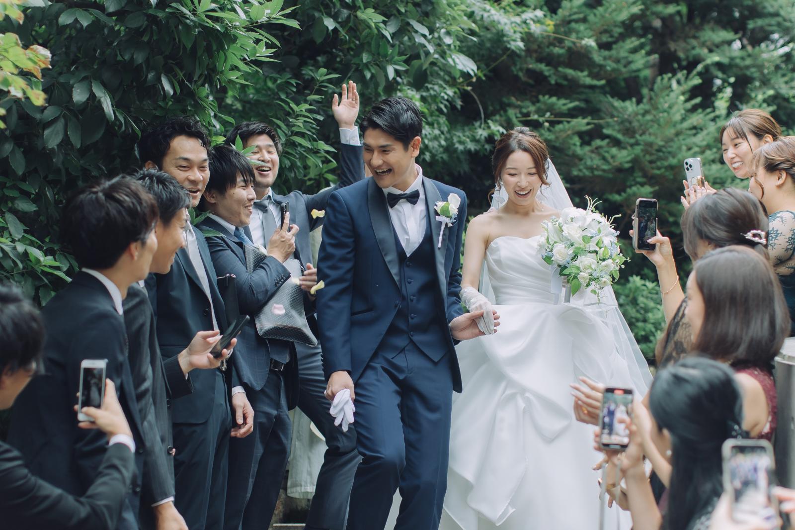 神聖な挙式の後は、庭園でフラワーシャワー。解放感ある空間に緊張も解け、笑顔溢れる時間に