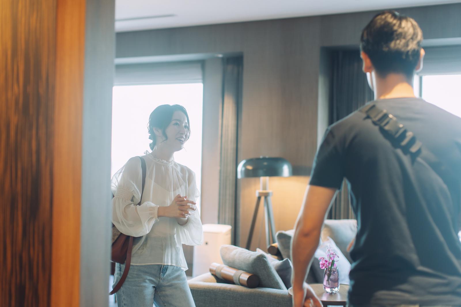 新郎さまがお部屋で「今日のエンドロール見ようか」と伝えて流してみると、友人からのサプライズ映像が