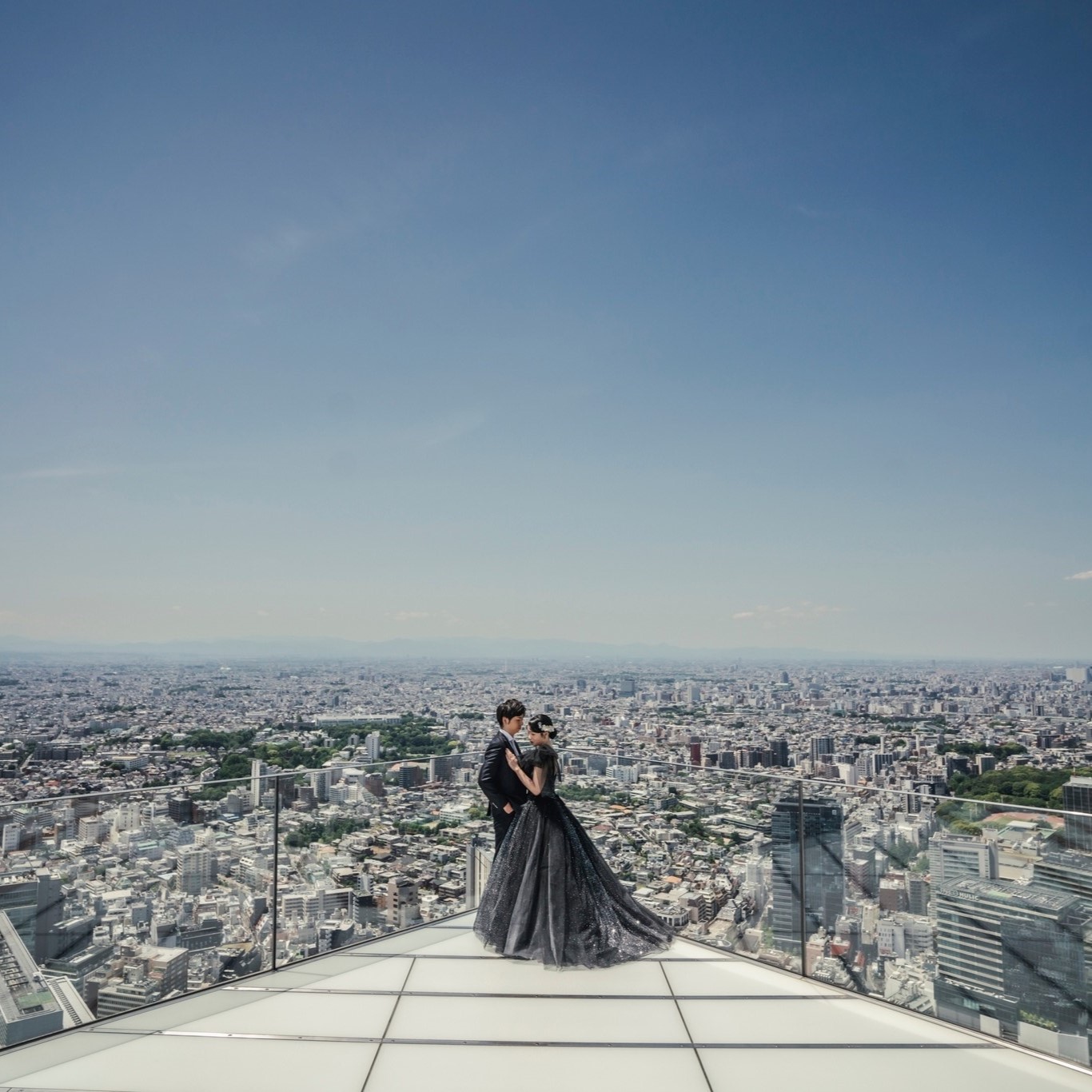 セルリアンでご結婚式される方限定＊渋谷駅直上の大規模複合施設「渋谷スクランブルスクエア」。その最上階に位置し、日本最大級の屋上展望空間「SHIBUYA SKY」で前撮りが叶う。東急グループだからこそ