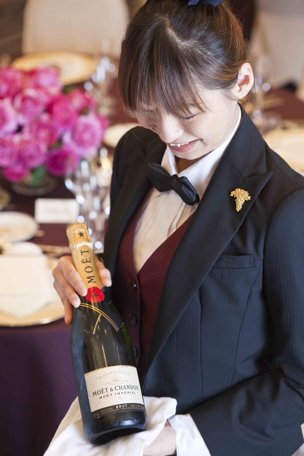 宴会専属のソムリエが在籍。おふたりのご希望やご予算に合わせて、ご提案