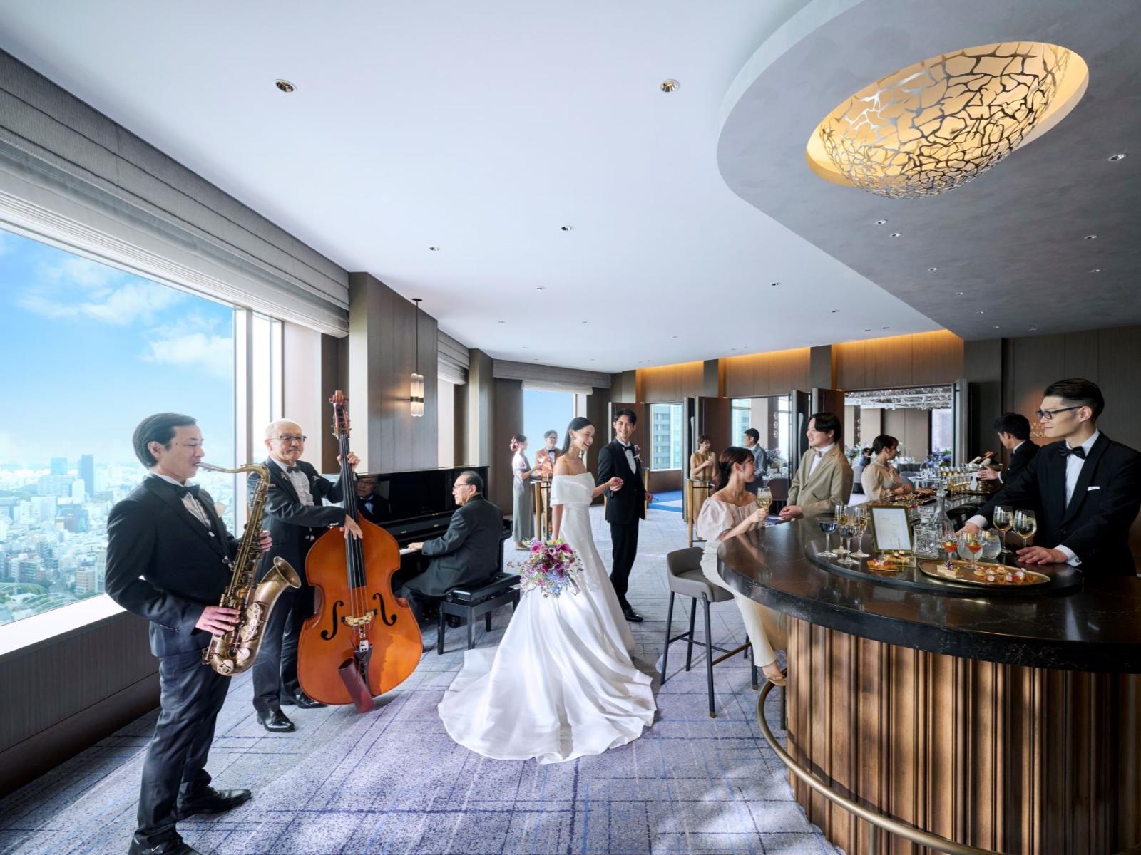 ホテルの洗練された空間でありながら、ゲストに囲まれながら過ごせる、あたたかさ感じられるパーティー会場