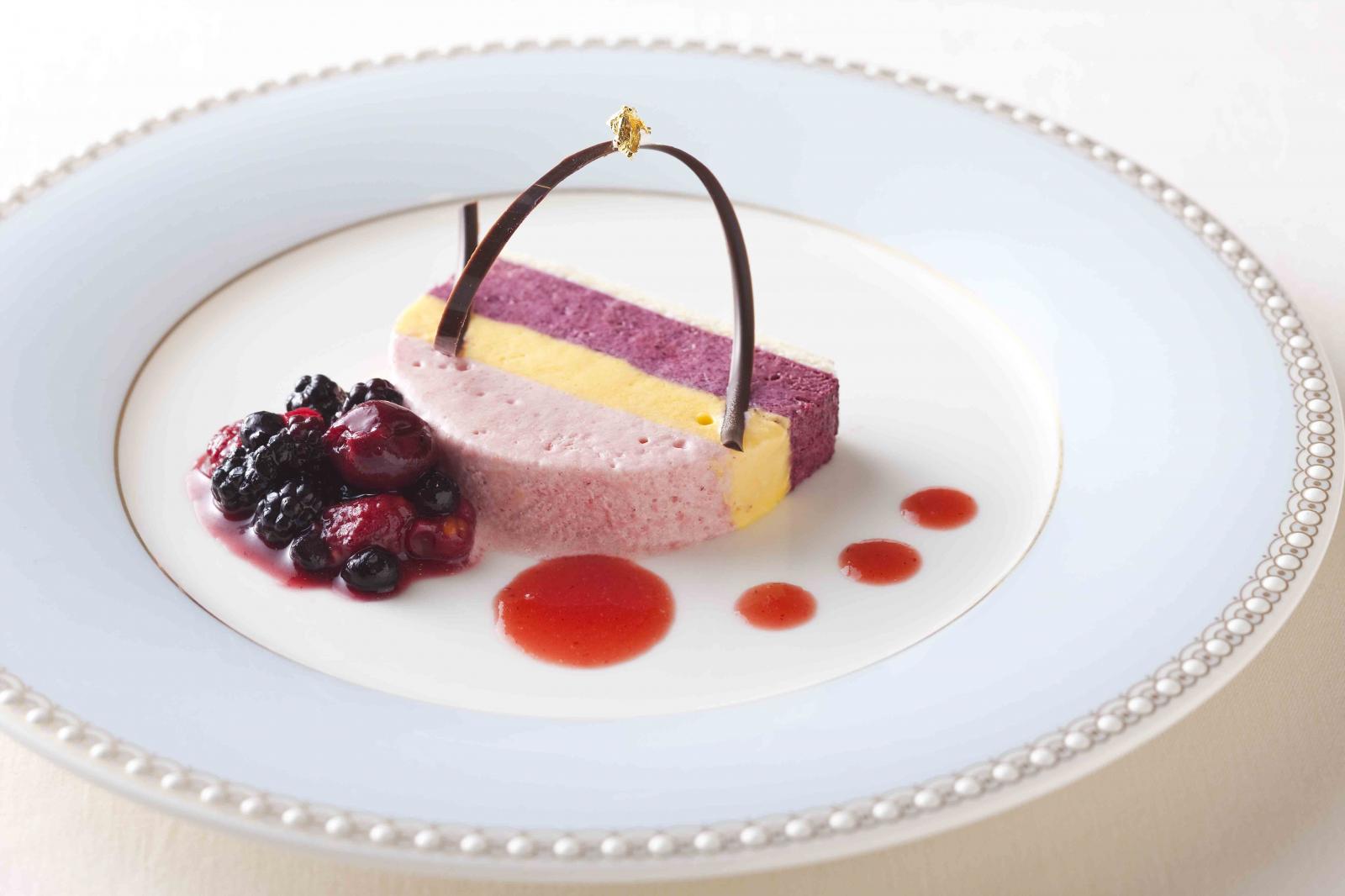 フランべ後は一皿ずつ切り分け、ゲストの元へサーブ