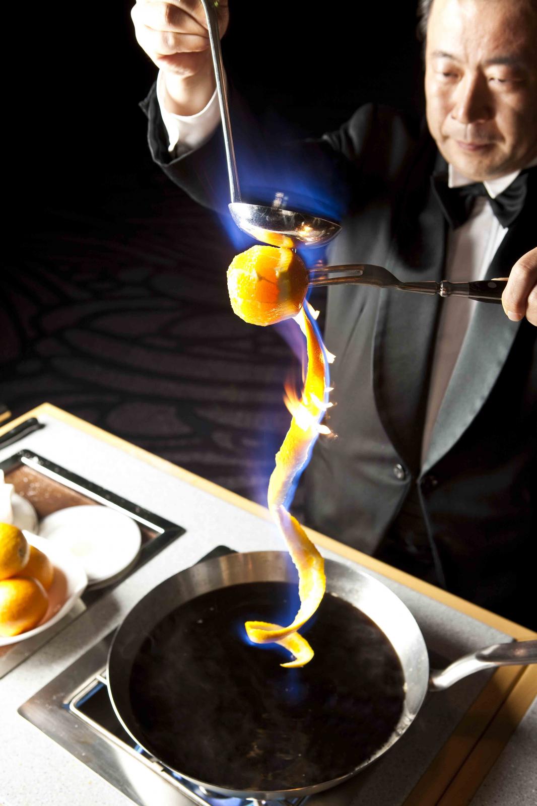 オレンジの皮に、ラム酒やオレンジキュラソーでフランベ。オレンジリキュールの甘いコーヒーをご提供