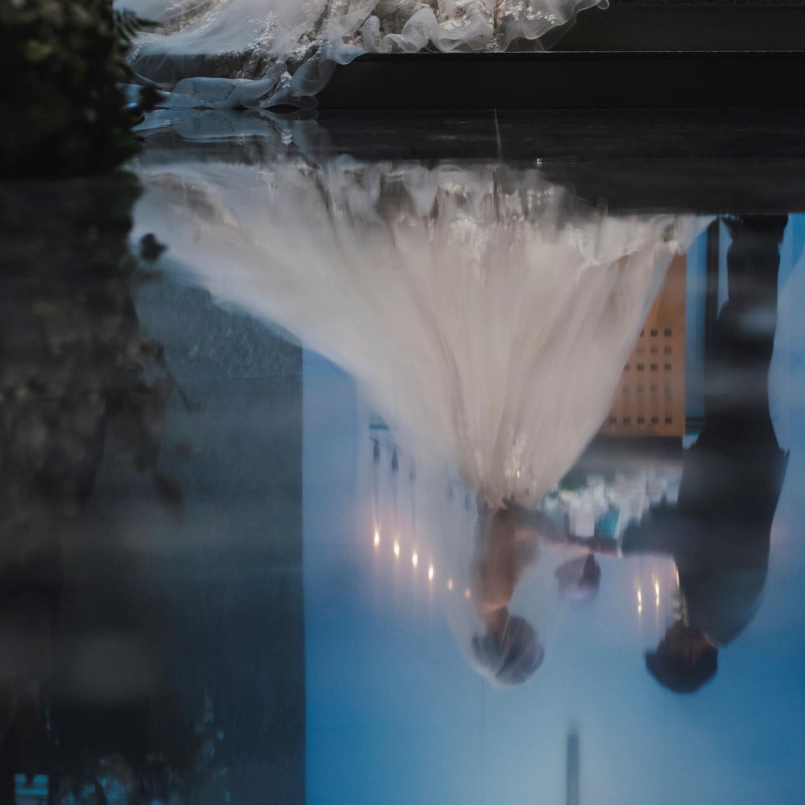 扉を開き足を踏み入れると、洗練された空間が広がる。深緑の大理石には美しい映り込みが