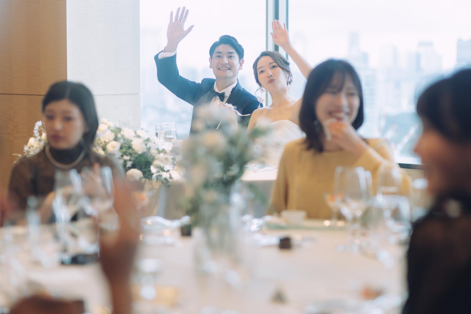 高砂からゲストに手を振るお2人。ちょうどいい距離感だからこそ、こんな素敵な光景がうまれます