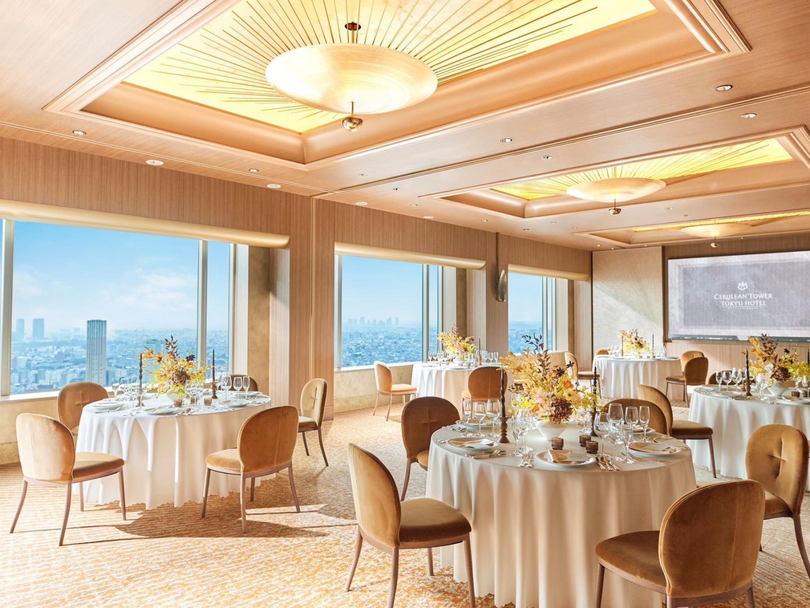 やわらかい陽光が和やかな雰囲気を演出。少人数ならではのレイアウトや演出を専属プランナーがご提案