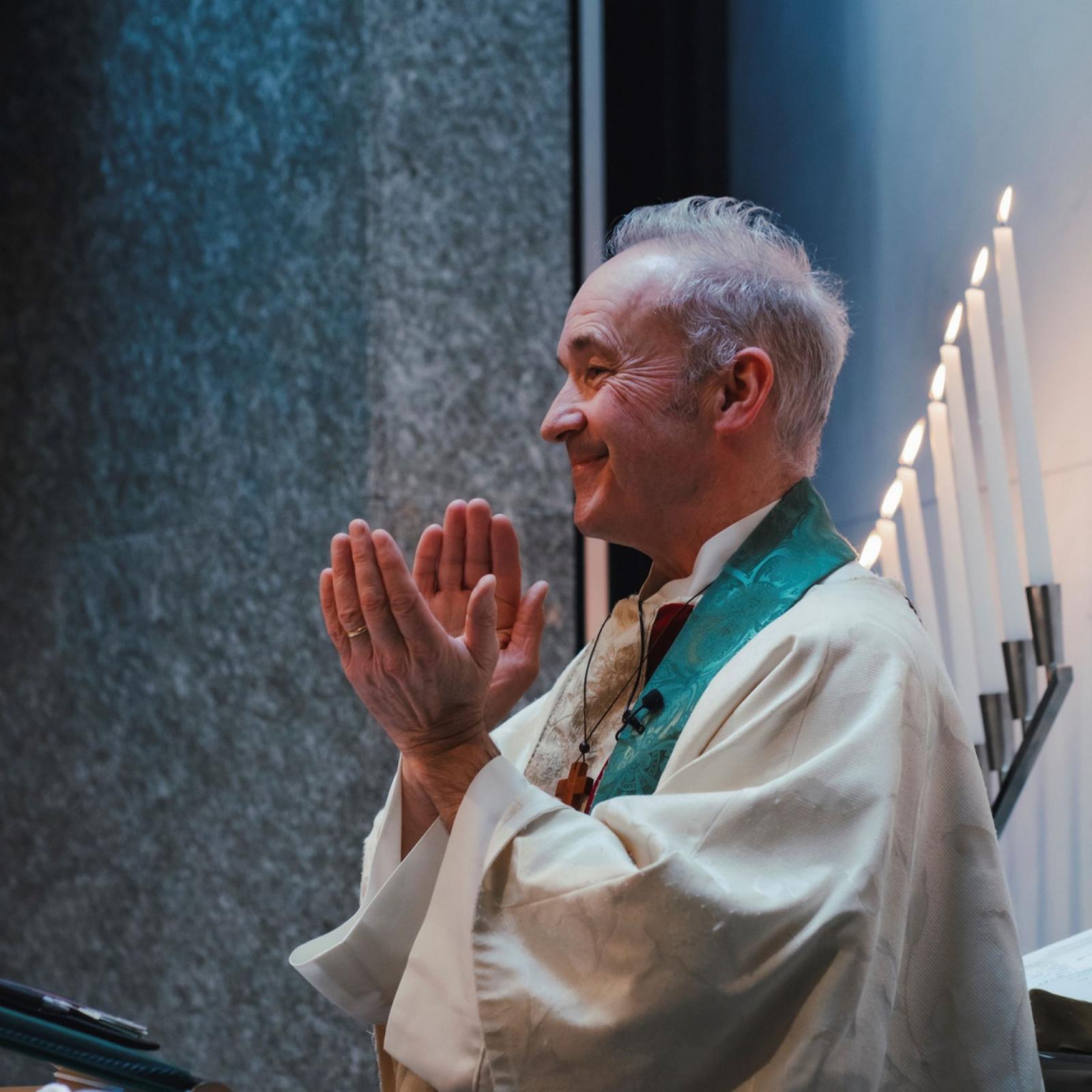 専任牧師がふたりの決意を優しく包み込む