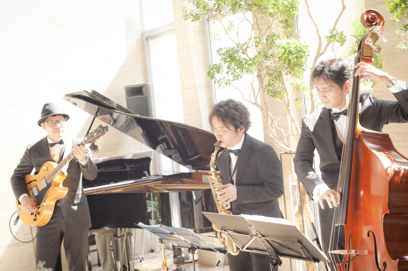 気軽なホームパーティも、生演奏などで少しだけセレブな雰囲気を演出。