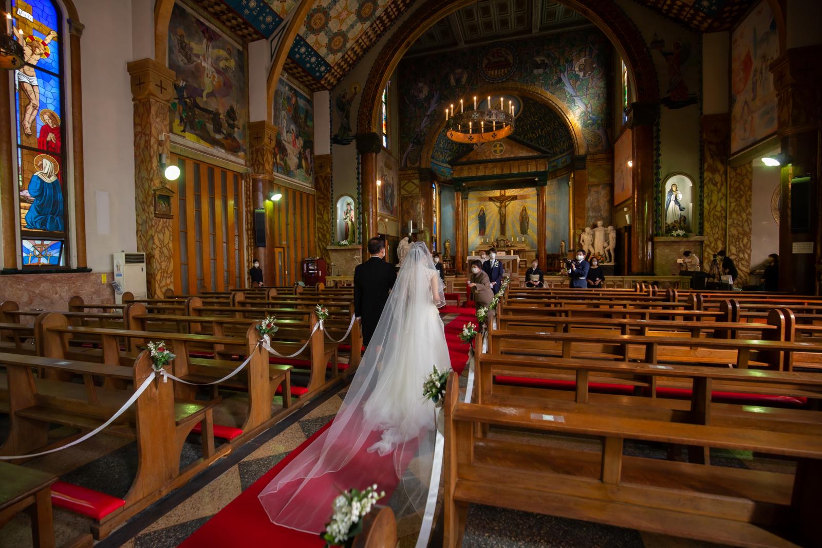 新婦のお父様から大切な花嫁を引き渡され、祭壇へ向かうおふたり。