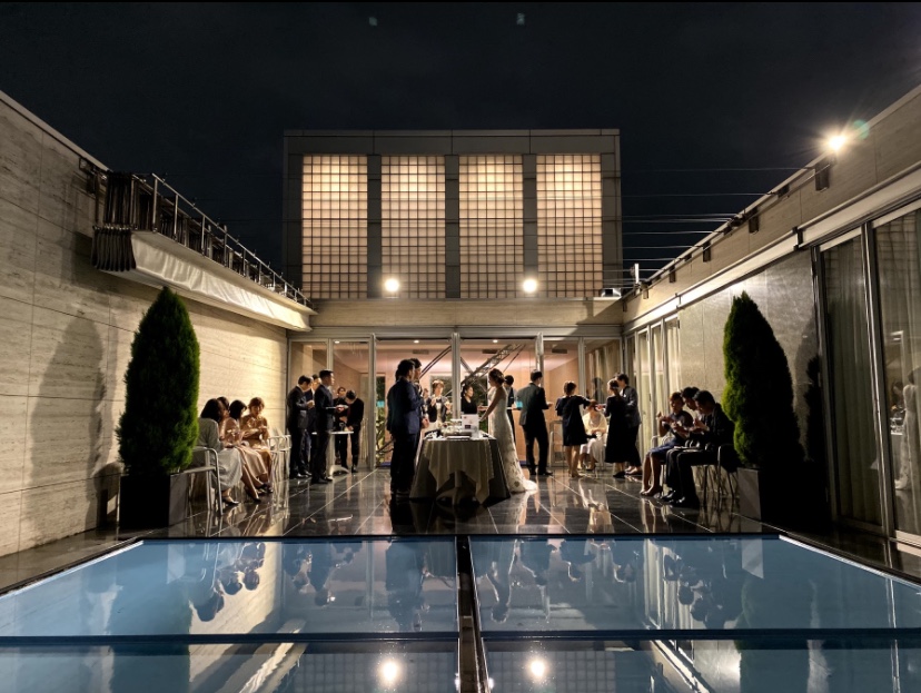 ２階の開放的テラスでは昼は挙式を、夜はおしゃれなホームパーティの演出を。