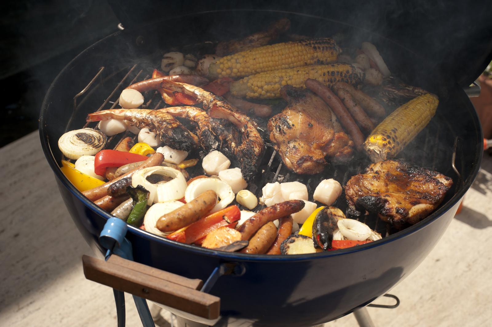 ウェルカムパーティでは、テラスで初夏の雰囲気を楽しめる世界のビールとBBQを用意。